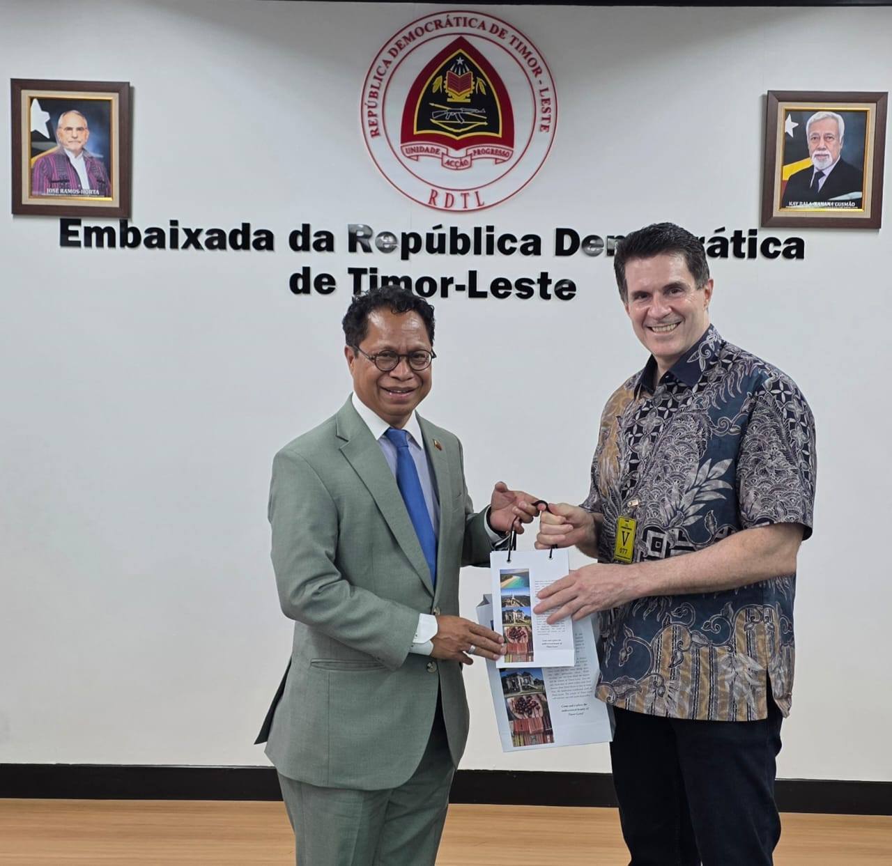 𝐉𝐚𝐤𝐚𝐫𝐭𝐚, 𝐎𝐜𝐭𝐨𝐛𝐞𝐫 𝟏𝟒, 𝟐𝟎𝟐𝟓 — His Excellency Ambassador 𝐑𝐨𝐛𝐞𝐫𝐭𝐨 𝐒𝐨𝐚𝐫𝐞𝐬 received a courtesy visit from 𝐌𝐫. 𝐑𝐨𝐛𝐞𝐫𝐭𝐨 𝐋𝐚𝐲, the Director of TradeInvest of Timor-Leste, along with his team at the Embassy of Timor-Leste.