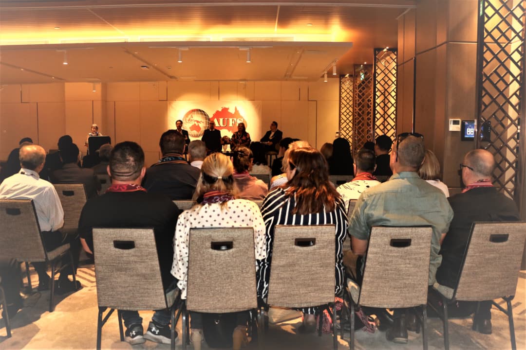 🎨 𝗠𝗘𝗠Ó𝗥𝗜𝗔 𝗡𝗢 𝗔𝗥𝗧𝗘: 𝗠𝗜𝗡𝗜𝗦𝗧𝗥𝗨 𝗡𝗘𝗟𝗬𝗢 𝗜𝗦𝗔𝗔𝗖 𝗟𝗢𝗞𝗘 𝗘𝗦𝗣𝗢𝗭𝗜𝗦𝗔𝗨𝗡 "𝗘𝗖𝗛𝗢𝗘𝗦 𝗢𝗙 𝟭𝟵𝟵𝟵"🇹🇱 Sua Eselénsia Ministru Juventude, Desportu, Arte no Kultura (MJDAK), Nelyo Isaac Sarmento, kuarta-feira (28/1), hala’o abertura ofisiál ba espozisaun 