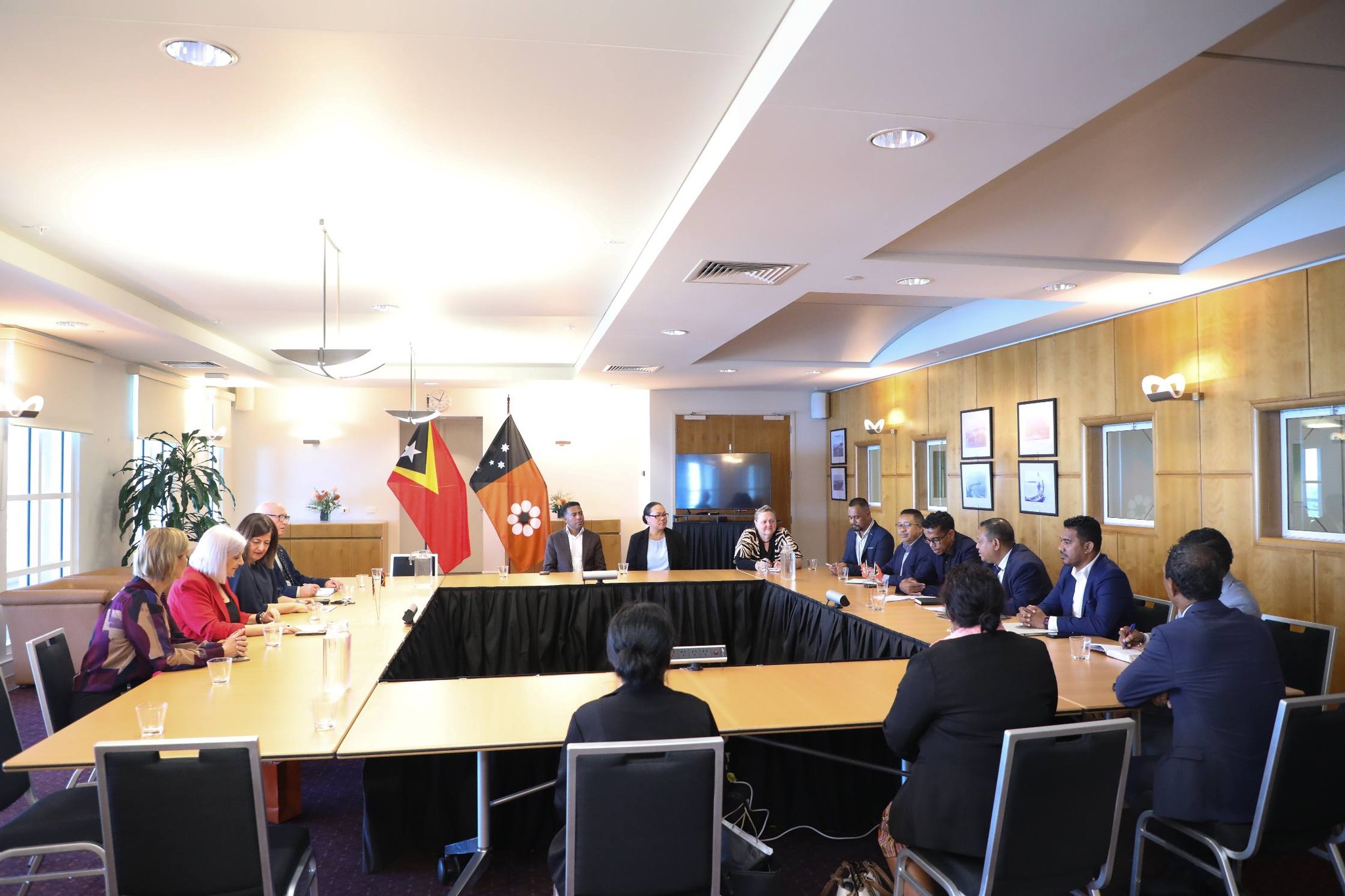 Sekretáriu Estadu  hasoru  Ministru ba Komérsiu, Negósiu no Relasaun Aziátiku, Edukasaun Internasionál no Populasaun, Dezenvolvimentu forsa traballu Fabrikasaun Avansadu Labarik no Família sira, Protesaun Labarik Prevensaun b