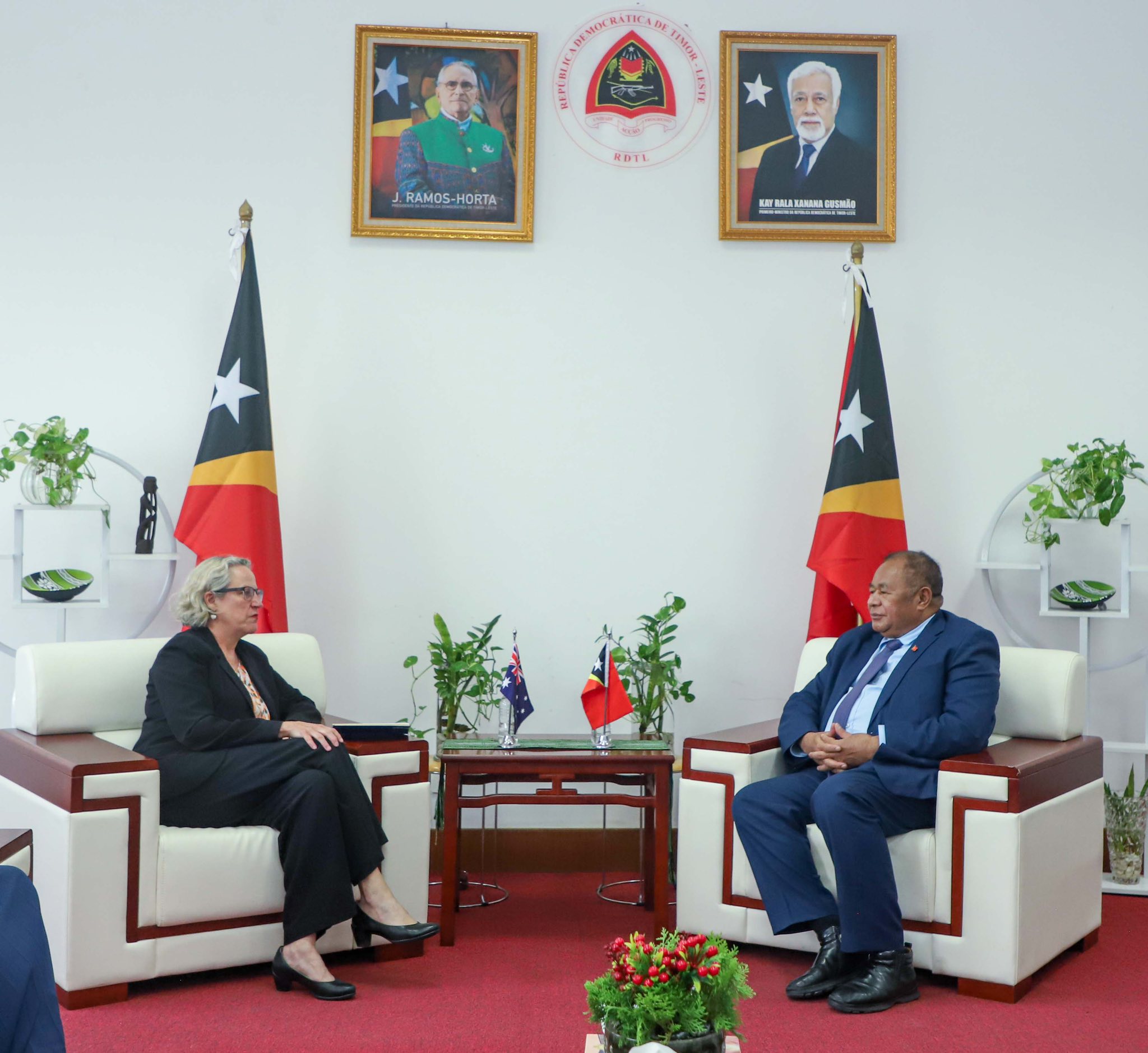 𝐃𝐢́𝐥𝐢, 𝟐 𝐃𝐞𝐜𝐞𝐦𝐛𝐞𝐫 𝟐𝟎𝟐𝟓 — H.E. 𝐁𝐞𝐧𝐝𝐢𝐭𝐨 𝐝𝐨𝐬 𝐒𝐚𝐧𝐭𝐨𝐬 𝐅𝐫𝐞𝐢𝐭𝐚𝐬, Minister of Foreign Affairs and Cooperation of the Democratic Republic of Timor-Leste, held a bilateral meeting with H.E. 𝐂𝐚𝐢𝐭𝐥𝐢𝐧 𝐖𝐢𝐥𝐬𝐨𝐧, Ambassador of Australia to Ti