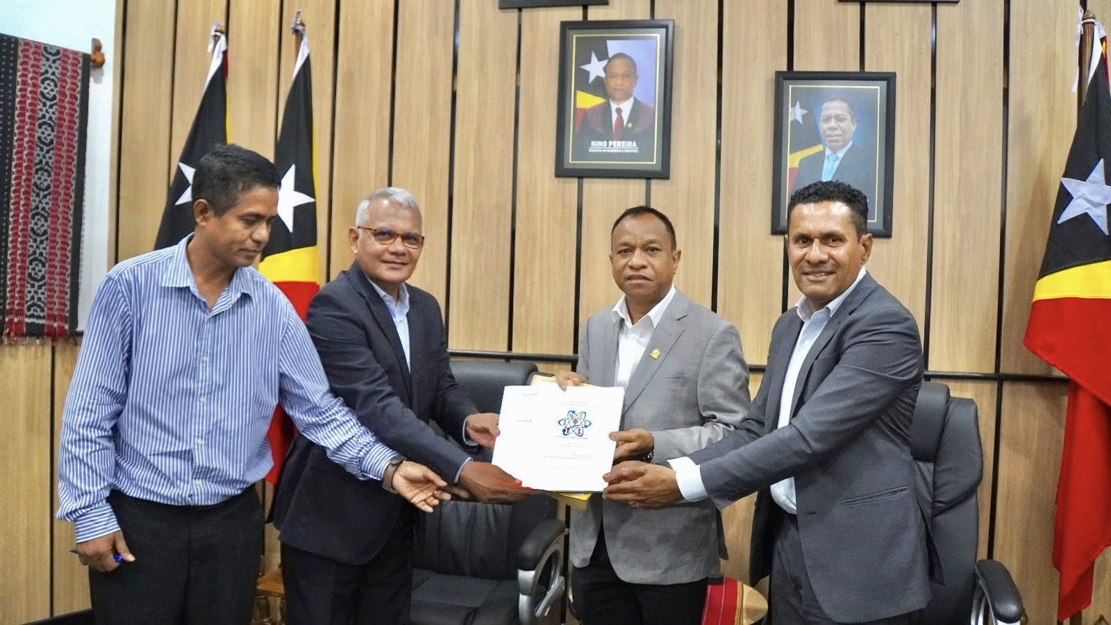 Ministru Komérsiu no Indústria, Sr. Nino Pereira, hala’o sorumutu ho Institutu Nasional Siéncia no Téknolojia (INCT) ne’ebe aprezenta  kona-ba Diversifikasaun Ekonomia no Ekonomia Informal ba MCI, iha sala Gabinete, Fomentu M