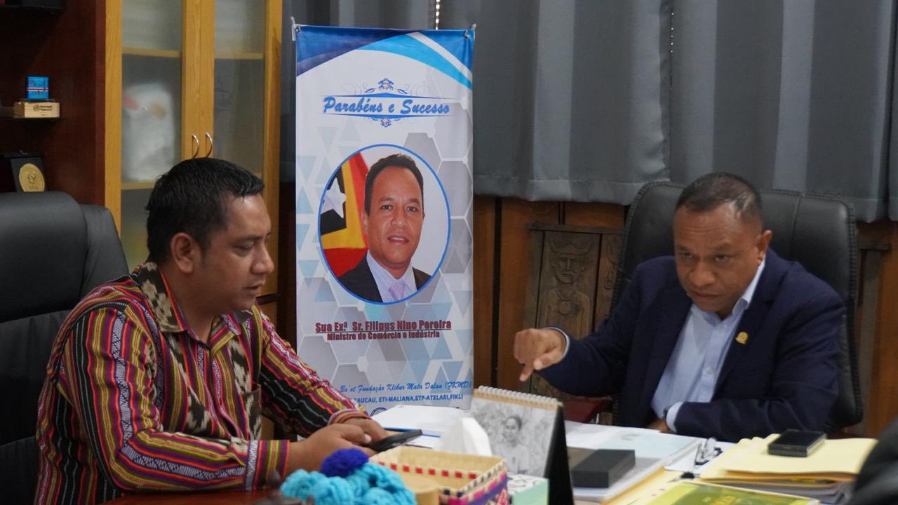 Ministru Komérsiu no Indústria (MCI), Sr. Nino Pereira, hamutuk ho Sekretáriu Estadu Arte no Kultura (SEAK) Sr. Jorge Soares Cristovão, simu konvite ofisiál husi Embaixador Timor-Leste ba Korea atu partisipa iha Esposizaun In