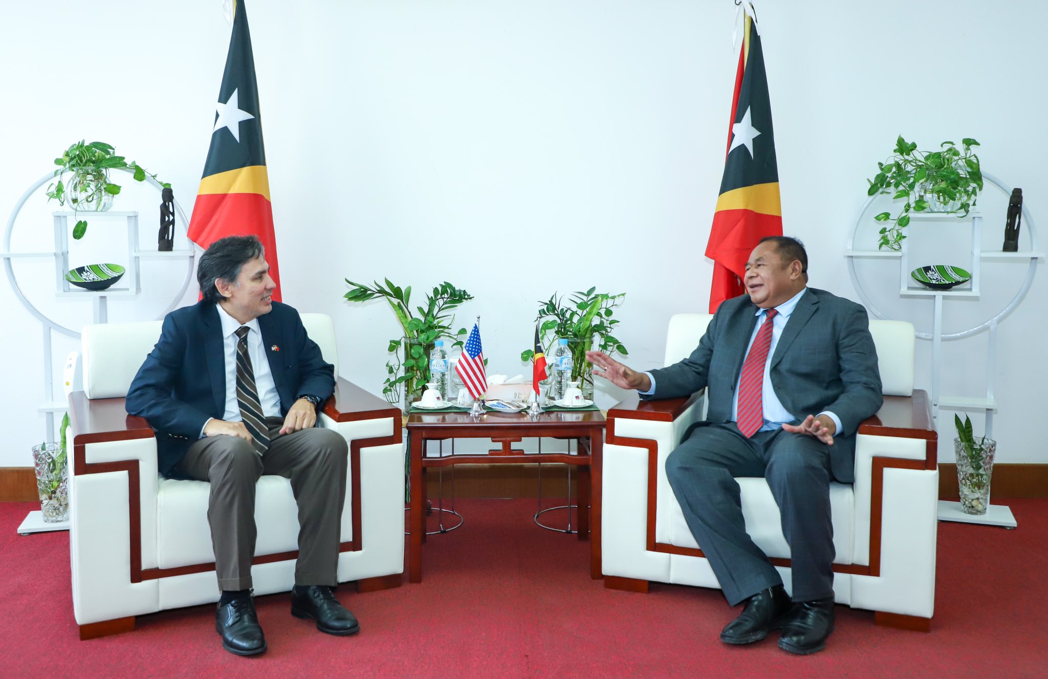 Ministru Negósiu Estranjeiru no Kooperasaun, 𝐁𝐞𝐧𝐝𝐢𝐭𝐨 𝐝𝐨𝐬 𝐒𝐚𝐧𝐭𝐨𝐬 𝐅𝐫𝐞𝐢𝐭𝐚𝐬, hala’o enkontru kortejia ho Enkarregadu Negósiu Embaixada Estadus Unidus Amérika iha Timor-Leste, 𝐁𝐫𝐮𝐜𝐞 𝐁𝐞𝐠𝐧𝐞𝐥𝐥.