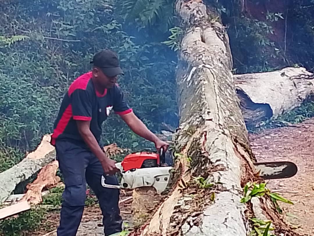 KORPU BOMBEIROS ERMERA TESI AI-SAMTUKU NE'EBÉ TOHAR IHA ESTRADA PÚBLIKU