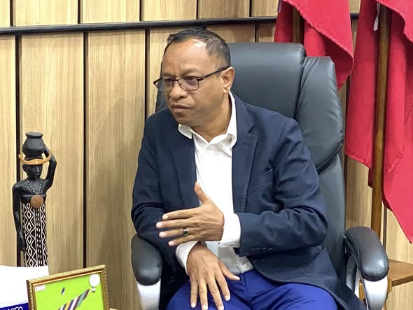 𝐌𝐢𝐧𝐢𝐬𝐭𝐫𝐮 𝐊𝐨𝐦é𝐫𝐬𝐢𝐮 𝐧𝐨 𝐈𝐧𝐝ú𝐬𝐭𝐫𝐢𝐚 𝐇𝐚𝐬𝐨𝐫𝐮 𝐄𝐦𝐛𝐚𝐢𝐱𝐚𝐝ó𝐫 𝐌𝐚𝐥á𝐳𝐢𝐚 𝐛𝐚 𝐃𝐞𝐬𝐩𝐞𝐝𝐢𝐝𝐚 𝐊𝐨𝐫𝐭𝐞𝐳𝐢𝐚