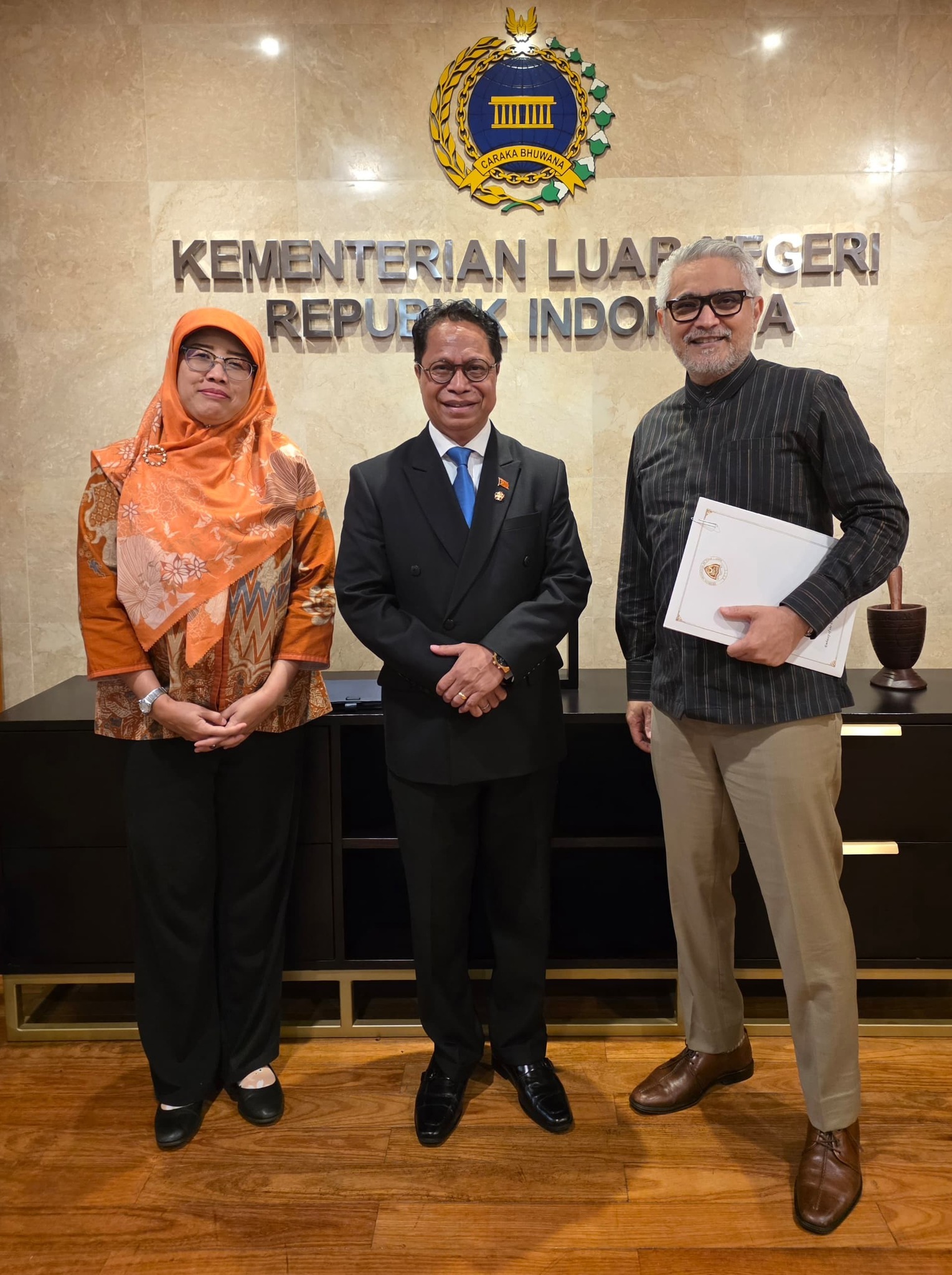 𝐉𝐚𝐤𝐚𝐫𝐭𝐚, 𝟖𝐭𝐡 𝐎𝐜𝐭𝐨𝐛𝐞𝐫 𝟐𝟎𝟐𝟓 — His Excellency 𝐑𝐨𝐛𝐞𝐫𝐭𝐨 𝐒𝐨𝐚𝐫𝐞𝐬, Ambassador Extraordinary and Plenipotentiary of Timor-Leste to the Republic of Indonesia, met with His Excellency 𝐌𝐫. 𝐀𝐛𝐝𝐮𝐥 𝐊𝐚𝐝𝐢𝐫 𝐃𝐣𝐚𝐢𝐥𝐚𝐧𝐢, Director General for Bilat
