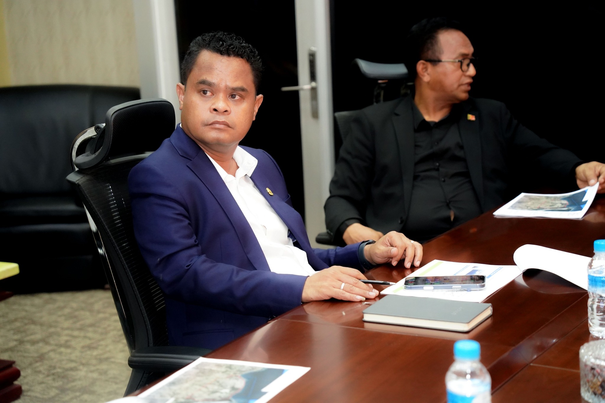 𝐃𝐢𝐥𝐢, 𝟏𝟓 𝐃𝐞𝐳𝐞𝐦𝐛𝐫𝐮 𝟐𝟎𝟐𝟓: Sekretáriu Estadu Dezenvolvimentu Lokál (SEDL), Mateus W. dos Santos Tallo, partisipa iha reuniaun koordenasaun kona-ba progresu servisu seguransa juridika, sustentabilidade ekonomika, no benefísiu mút