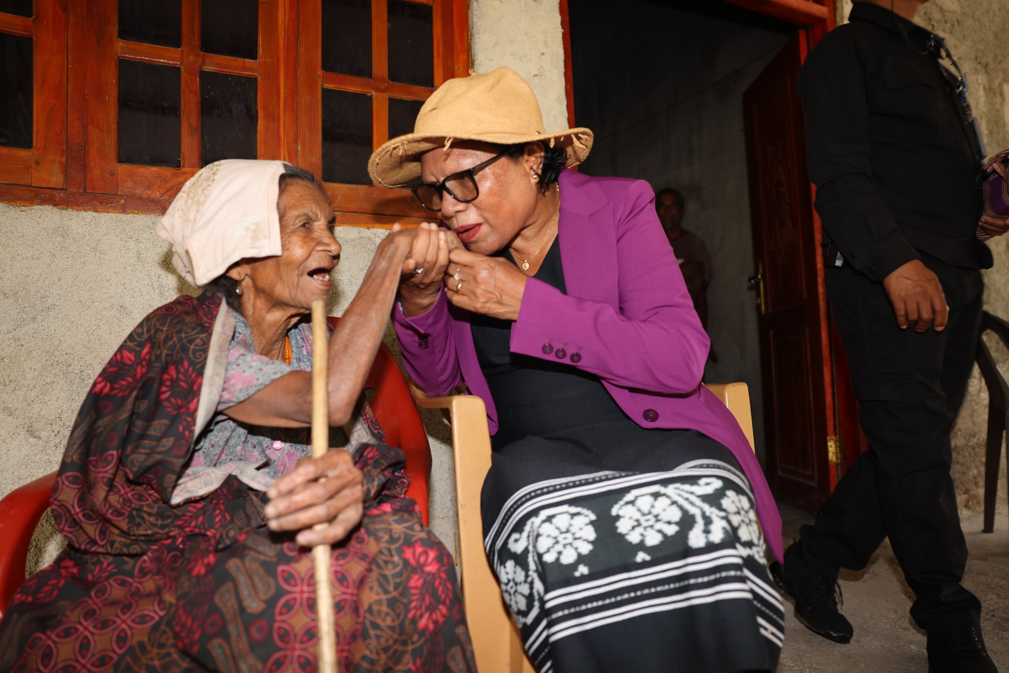 Ministra MSSI Vizita Domisiliáriu Iha Bairo Ernaro