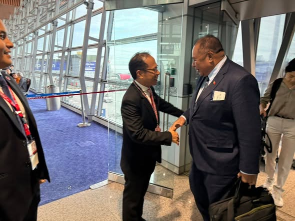 𝑴𝒂𝒍𝒂́𝒛𝒊𝒂, 𝟐𝟒 𝑶𝒖𝒕𝒖𝒃𝒓𝒖 𝟐𝟎𝟐𝟓 — Ministru Negósiu Estranjeiru no Kooperasaun (MNEK), 𝐁𝐞𝐧𝐝𝐢𝐭𝐨 𝐝𝐨𝐬 𝐒𝐚𝐧𝐭𝐨𝐬 𝐅𝐫𝐞𝐢𝐭𝐚𝐬 ho delegasaun, to'o ona iha Kuala Lumpur, Malázia iha tuku 09:50 dader ho aviaun Singapura Airlines.