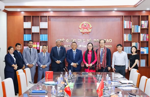 H.E. Secretary of State for Vocational Training and Employment (SEFOPE) of the Government of the Democratic Republic of Timor-Leste, Mr. Rogerio de Araujo Mendonça visited the Socialist Republic of Viet Nam during 10-15 May 2