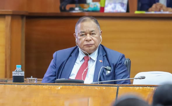 𝐃𝐢𝐥𝐢, 𝟎𝟓 𝐧𝐨𝐯𝐞𝐦𝐛𝐫𝐮 𝟐𝟎𝟐𝟓 — Ministru Negósius Estranjeirus no Kooperasaun, 𝐁𝐞𝐧𝐝𝐢𝐭𝐨 𝐝𝐨𝐬 𝐒𝐚𝐧𝐭𝐨𝐬 𝐅𝐫𝐞𝐢𝐭𝐚𝐬 no Vise-Ministra bá Asuntus ASEAN, 𝐌𝐢𝐥𝐞𝐧𝐚 𝐑𝐚𝐧𝐠𝐞𝐥, kontinua partisipa iha debate jeneralidade proposta lei n°.23/VI(3a) kona-ba