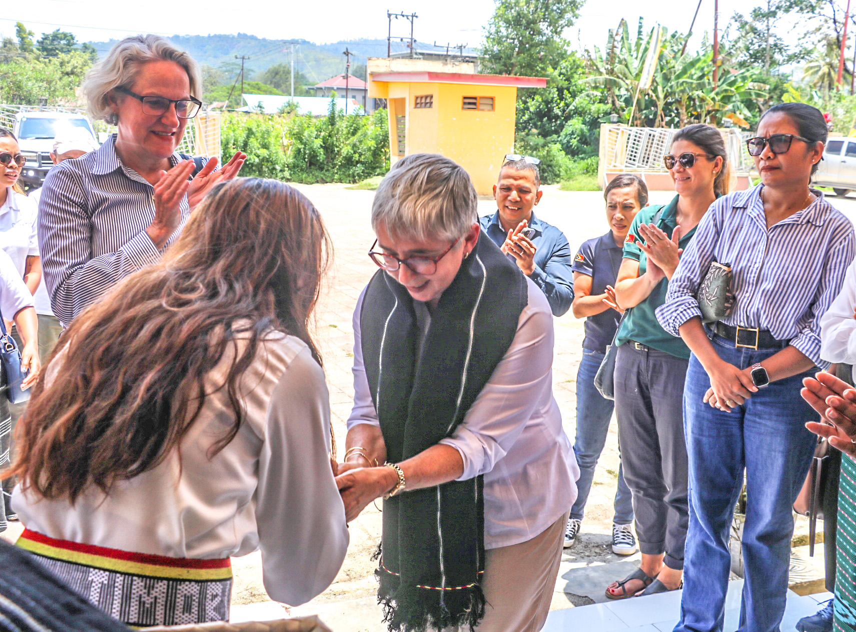 S.E SEKRETÁRIA ESTADU BA IGUALDADE-SEI HAMUTUK HO EMBAIXADORA AUSTRALIA BA ASUNTU JÉNERU IHA AZIA-PASIFIKU NO EMBAIXADORA AUSTRALIA, VISITA OFISIAL BA OSPITÁL MUNISIPIU ERMERA, OHIN