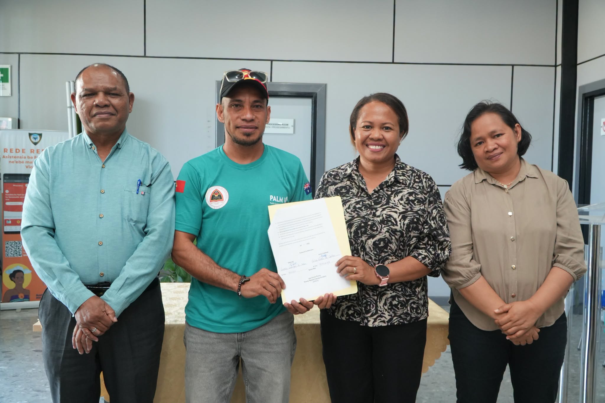 Dili, loron 11, fulan Agostu, 2026 – SEFOPE-DNEE kontinua hala'o tan seremónia asina deklarasaun ba traballadór Timor-oan na'in 41, kompostu husi mane 32 no feto 9, ne'ebé emprega husi kompania Global Harvesting, Ashbern Farm