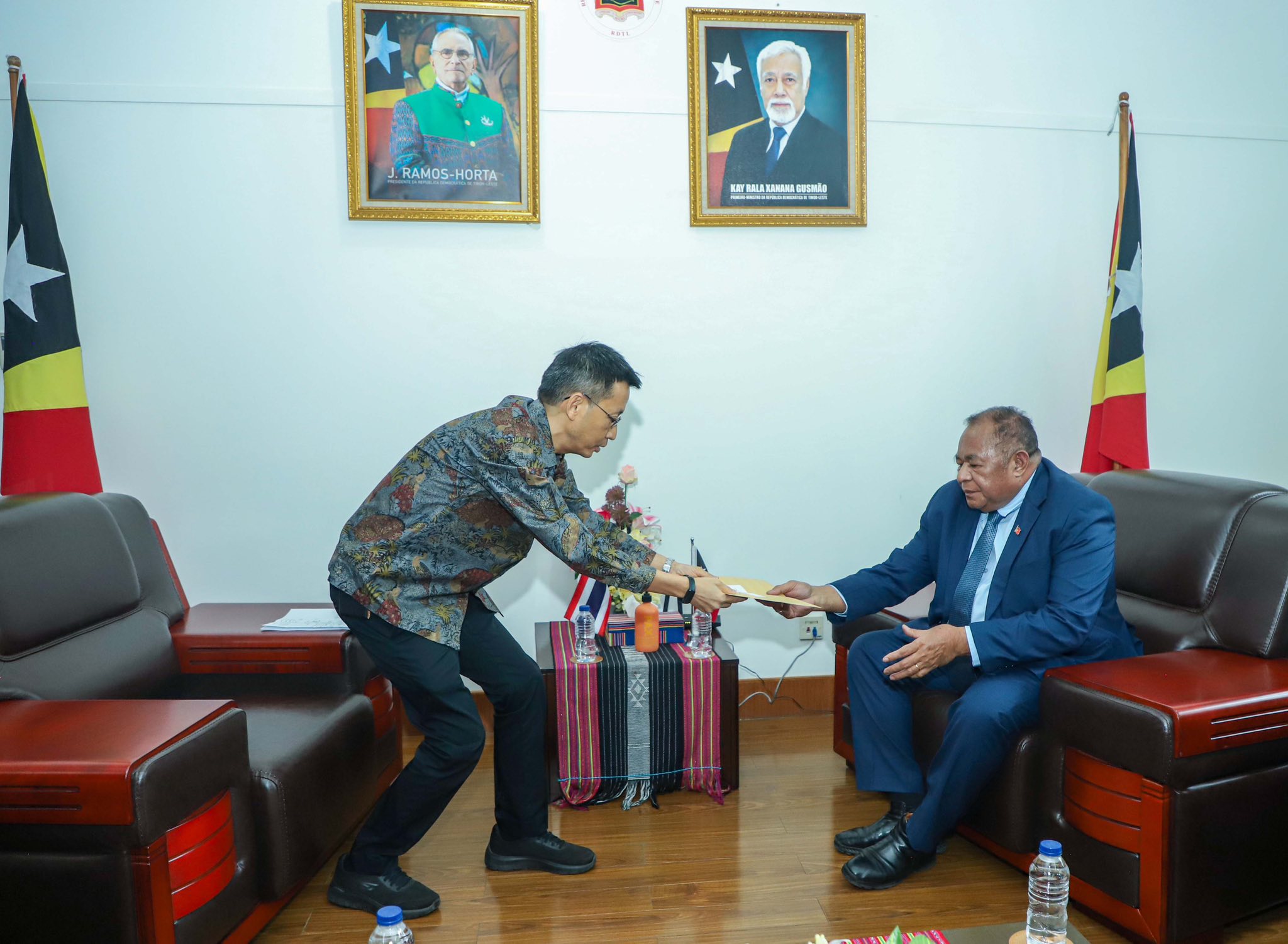 𝐃𝐢𝐥𝐢, 𝐃𝐞𝐜𝐞𝐦𝐛𝐞𝐫 𝟏, 𝟐𝟎𝟐𝟓 — 𝖧.𝖤. 𝐁𝐞𝐧𝐝𝐢𝐭𝐨 𝐝𝐨𝐬 𝐒𝐚𝐧𝐭𝐨𝐬 𝐅𝐫𝐞𝐢𝐭𝐚𝐬, 𝖬𝗂𝗇𝗂𝗌𝗍𝖾𝗋 𝗈𝖿 𝖥𝗈𝗋𝖾𝗂𝗀𝗇 𝖠𝖿𝖿𝖺𝗂𝗋𝗌 𝖺𝗇𝖽 𝖢𝗈𝗈𝗉𝖾𝗋𝖺𝗍𝗂𝗈𝗇 𝗈𝖿 𝖳𝗂𝗆𝗈𝗋-𝖫𝖾𝗌𝗍𝖾, 𝗐𝖺𝗋𝗆𝗅𝗒 𝗐𝖾𝗅𝖼𝗈𝗆𝖾𝖽 𝖧.𝖤. 𝐀𝐭𝐢𝐩𝐚𝐭 𝐑𝐨𝐣𝐚𝐧𝐚𝐩𝐚𝐢𝐛𝐮𝐥𝐲𝐚, 𝖠𝗆𝖻𝖺𝗌𝗌𝖺𝖽𝗈𝗋 𝖤𝗑𝗍𝗋𝖺𝗈𝗋𝖽𝗂𝗇𝖺𝗋𝗒 𝖺𝗇𝖽 𝖯𝗅𝖾𝗇𝗂𝗉𝗈𝗍𝖾𝗇𝗍𝗂𝖺𝗋𝗒 𝗈𝖿 𝗍𝗁𝖾 𝖪𝗂𝗇𝗀𝖽𝗈𝗆 𝗈𝖿 