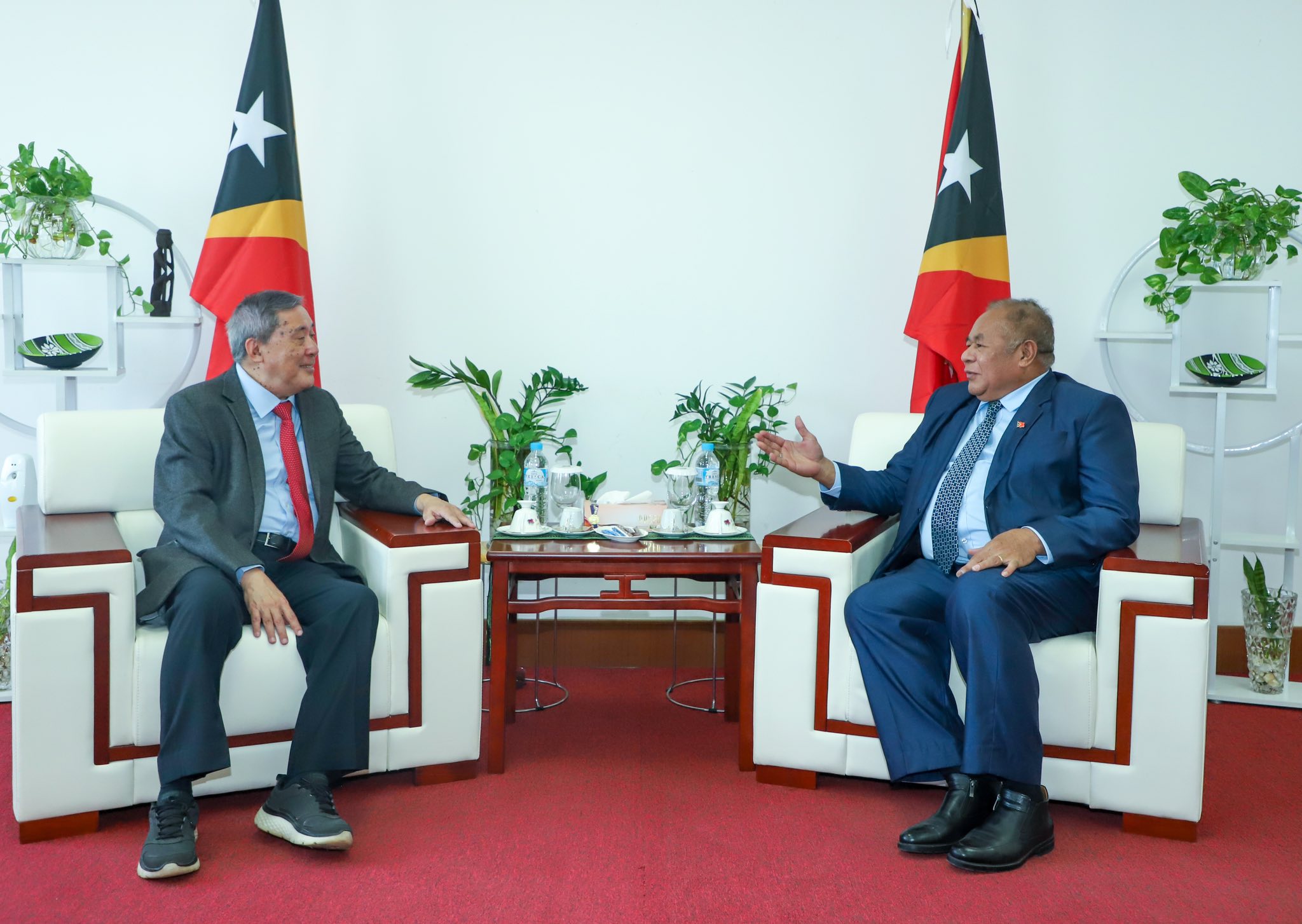 𝐃𝐢𝐥𝐢, 𝟐𝟗 𝐝𝐞 𝐒𝐞𝐭𝐞𝐦𝐛𝐫𝐨 𝐝𝐞 𝟐𝟎𝟐𝟓 – 𝐒.𝐄. 𝐁𝐞𝐧𝐝𝐢𝐭𝐨 𝐝𝐨𝐬 𝐒𝐚𝐧𝐭𝐨𝐬 𝐅𝐫𝐞𝐢𝐭𝐚𝐬, Ministru Negosius Estranzeirus no Kooperasaun Timor-Leste nian, simu no hato’o boas-vindas ba 𝐒.𝐄. 𝐋𝐚𝐰𝐫𝐞𝐧𝐜𝐞 𝐀𝐧𝐝𝐞𝐫𝐬𝐢𝐧, Embaixador Singapura nian ba Indonesia no a