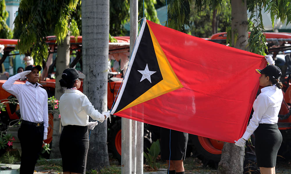 MINISTRU MAPPF MARCOS ‘’ MAMETA’’ DA CRUZ  HUSU FUNSIONARIU SIRA ATU HAFORSA SENTIDU NASIONALIZMU IHA SERIMOINIA IÇAR BANDEIRA NASIONÁL