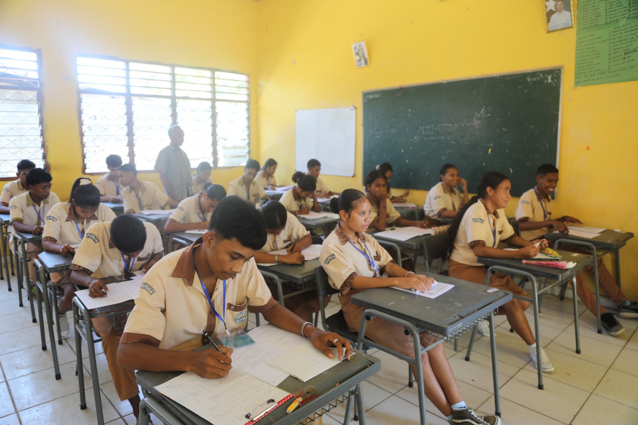 ESTUDANTE 457 HUSI ESKOLA ESG 5 DE MAIO KONTINUA HALA’O EZAME NASIONÁl BA LORON DATOLUK NIAN