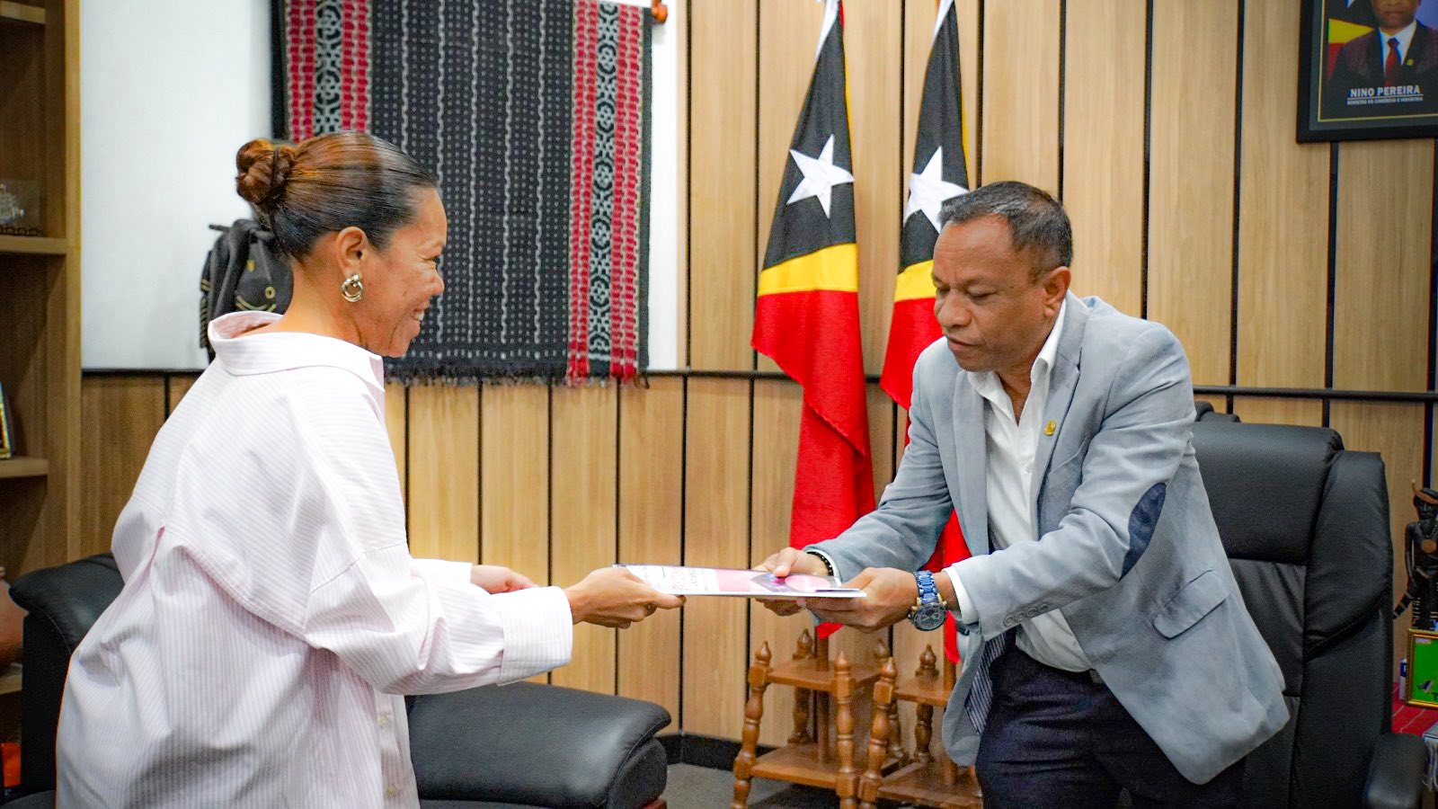 𝐃𝐢𝐥𝐢, 𝟏𝟔 𝐅𝐞𝐯𝐞𝐫𝐞𝐢𝐫𝐮 𝟐𝟎𝟐𝟔 – Ministru Komérsiu no Indústria, Sr. Nino Pereira, hala’o reuniaun kortezia ho Founder & CEO iDo Events & Diversos, Lda, Sra. Lezarda Piedade, hamutuk ho nia ekipa.