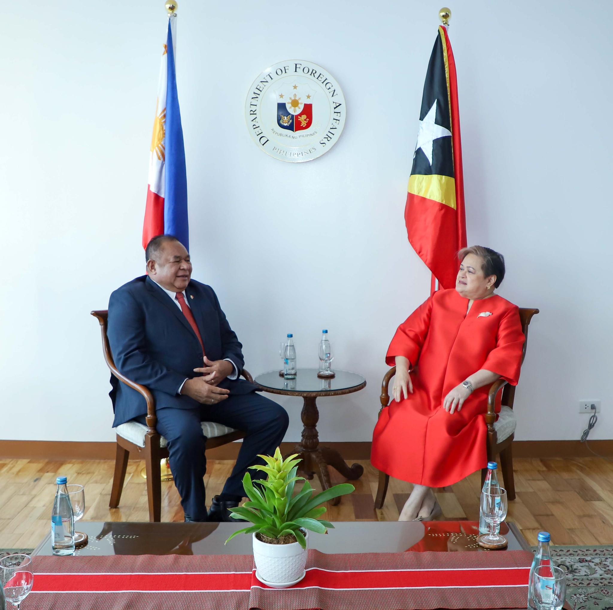𝐌𝐚𝐧𝐢𝐥𝐚, 𝟐𝟐 𝐎𝐜𝐭𝐨𝐛𝐞𝐫 𝟐𝟎𝟐𝟓 — The Minister of Foreign Affairs and Cooperation of Timor-Leste, H.E. 𝐁𝐞𝐧𝐝𝐢𝐭𝐨 𝐝𝐨𝐬 𝐒𝐚𝐧𝐭𝐨𝐬 𝐅𝐫𝐞𝐢𝐭𝐚𝐬, was warmly received by his counterpart, H.E. 𝐓𝐡𝐞𝐫𝐞𝐬𝐚 𝐋𝐚𝐳𝐚𝐫𝐨, Secretary for Foreign Affairs of the Repu
