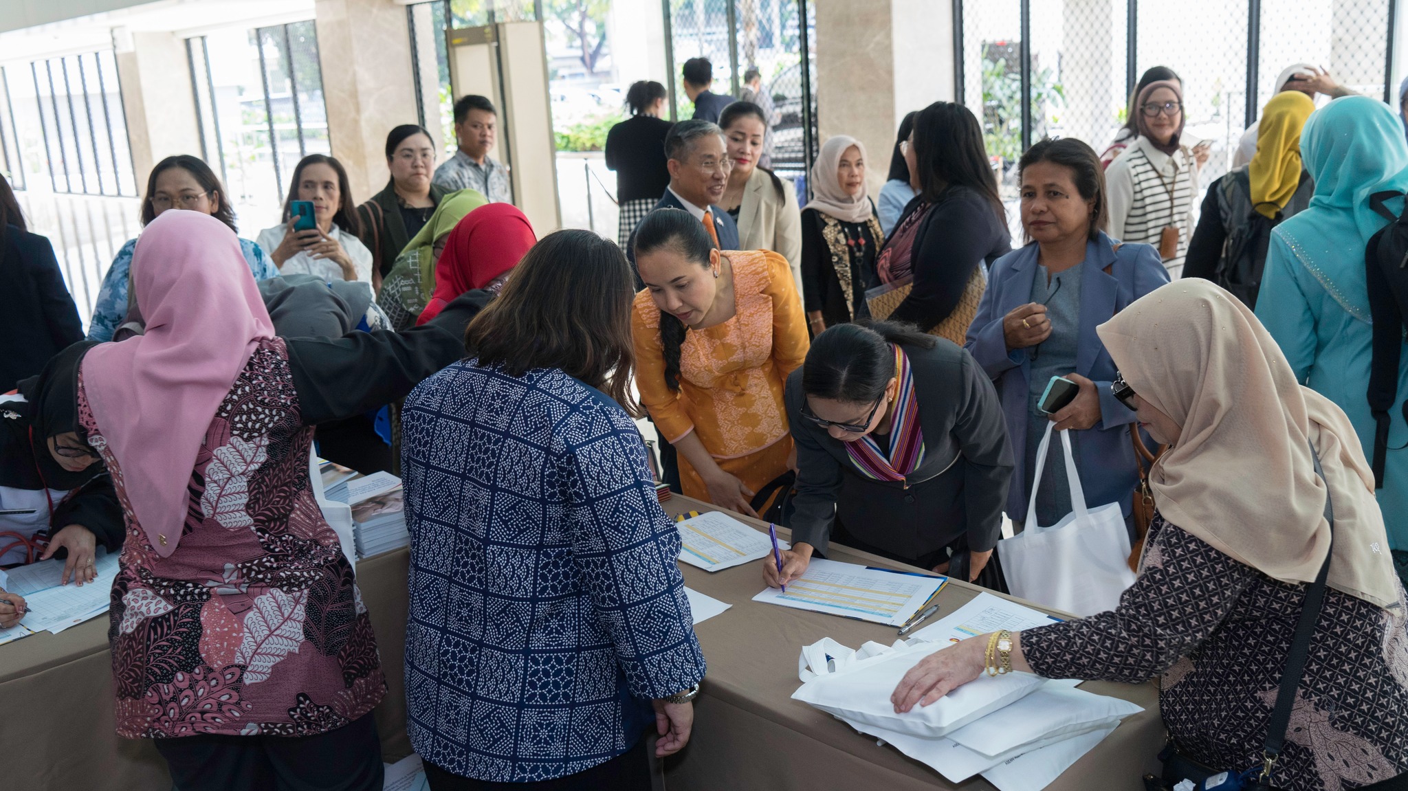 TÉKNIKU SEKRETARIA ESTADU BA IGUALDADE BA PARTISIPA ONA LANSAMENTU OFISIÁL MATADALAN ASEAN ATU RESPONDE KAZAMENTU LABARIK NO KAZAMENTU FORSADA IHA KONTESTU TRÁFIKU EMA, NO SORUMUTUK KONSULTASAUN ACWC IHA INDONÉZIA