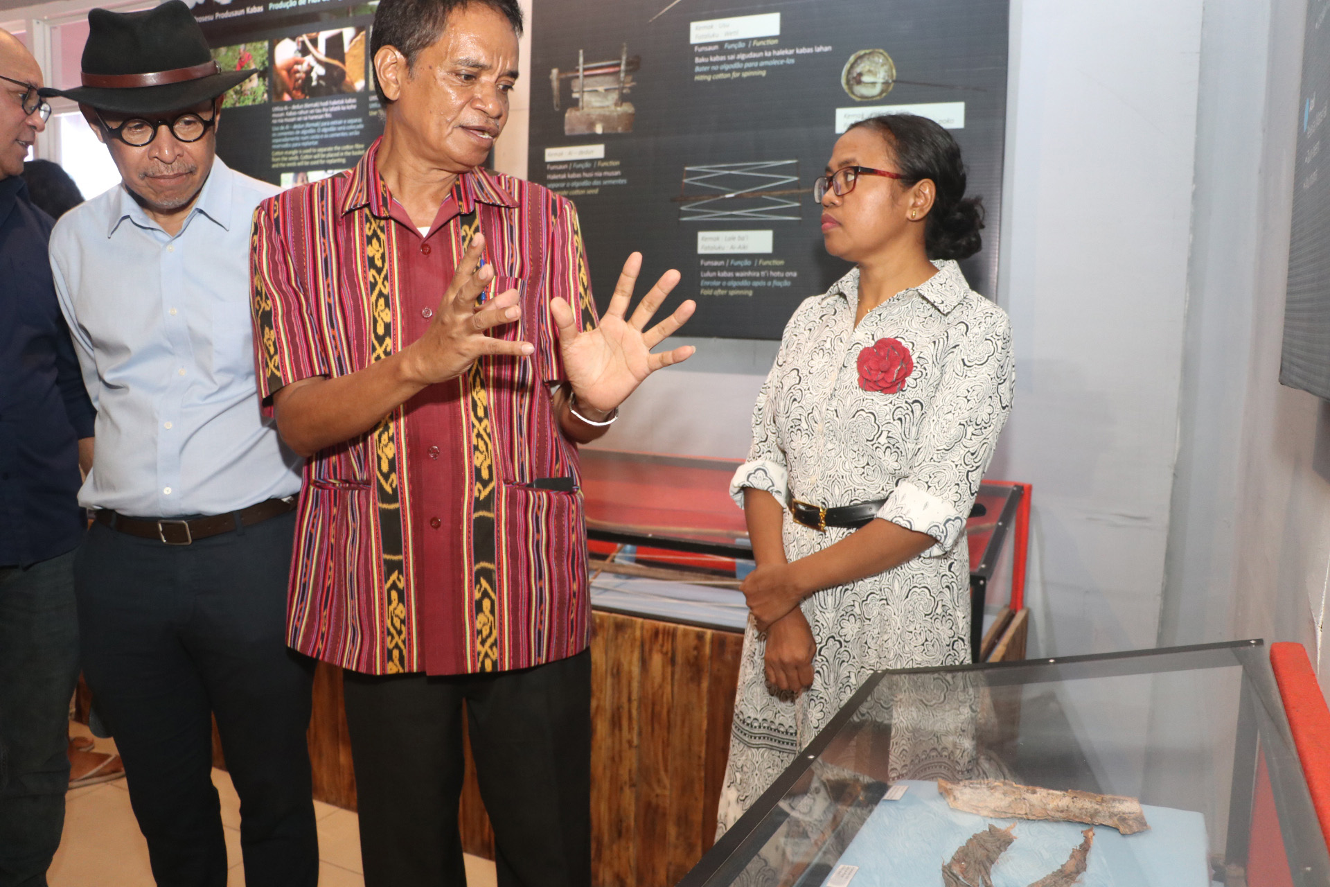 S.E SEKRETARIA ESTADU BA IGUALDADE PARTISIPA IHA SERMONIA RE-ABERTURA EXPOGRAFIKU TAIS TRADISIONAL TIMOR-LESTE NO ENTREGA TAIS ISTORIKU DON BA SRA. LOREDANA PAZZIN-PARACIANI