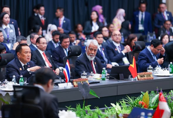 𝙈𝙖𝙡𝙖́𝙯𝙞𝙖, 26 𝙤𝙪𝙩𝙪𝙗𝙧𝙪 2025 — Ministru Negósiu Estranjeiru no Kooperasaun, 𝐁𝐞𝐧𝐝𝐢𝐭𝐨 𝐝𝐨𝐬 𝐒𝐚𝐧𝐭𝐨𝐬 𝐅𝐫𝐞𝐢𝐭𝐚𝐬 no Vise-Ministra ba Asuntu ASEAN, 𝐌𝐢𝐥𝐞𝐧𝐚 𝐑𝐚𝐧𝐠𝐞𝐥 akompaña Primeiru-Ministru, 𝐊𝐚𝐲 𝐑𝐚𝐥𝐚 𝐗𝐚𝐧𝐚𝐧𝐚 𝐆𝐮𝐬𝐦𝐚̃𝐨, partisipa iha Plenária i