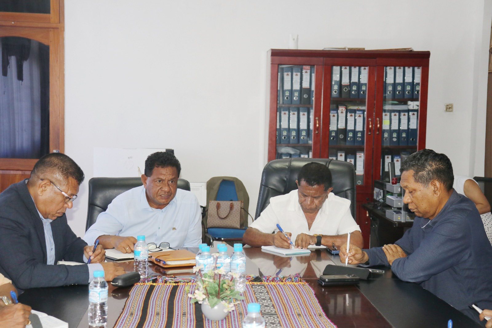 Sekretáriu Estadu Asuntu Toponímia no Organizasaun Urbana (SEATOU), Germano Santa Brites Dias akompaña hosi Vise - MAE, Jacinto Rigobertu Gomes de Deus, ohin konvoka enkontru hamutuk ekipa konjunta hosi liña ministerial iha e