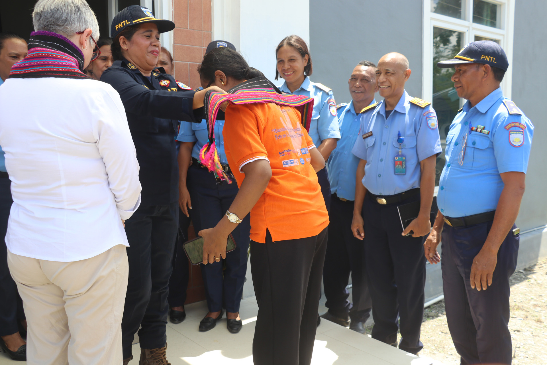 S.E SEKRETÁRIA ESTADU BA IGUALDADE-SEI, EMBAIXADORA ASUNTU JÉNERU AUSTRALIA NIAN NO EMBAIXADORA AUSTRALIA VISITA FATIN PNTL-VPU IHA MUNISIPIU ERMERA, OHIN