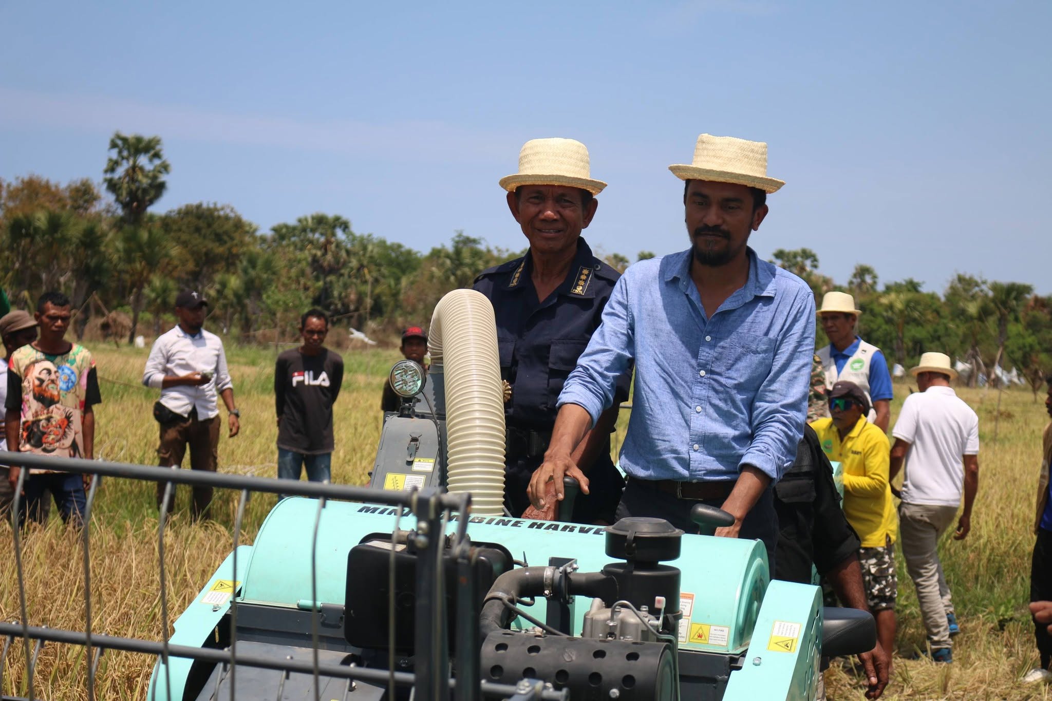 Agrikultór Alas Apresia ho Prezensa Ekipamentus Agrikola Modernu