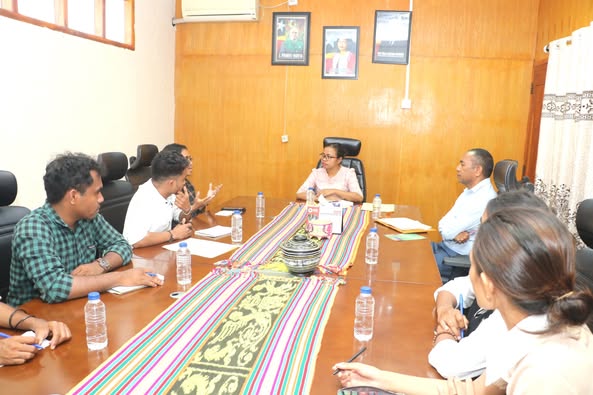 SUA EXELÉNSIA SEKRETARIA ESTADU BA IGUALDADE, SRA ELVINA SOUSA CARVALHO, AKOMPAÑA HUSI DIRETÓR-JERÁL, SR. ARMANDO DA COSTA MARKA AUDENSIA HO ESTUDANTE UNTL DEPARTEMENTO DE POLITICAS PUBLICAS FACULDADE DE CIENCIA SOCIAIS TIMOR