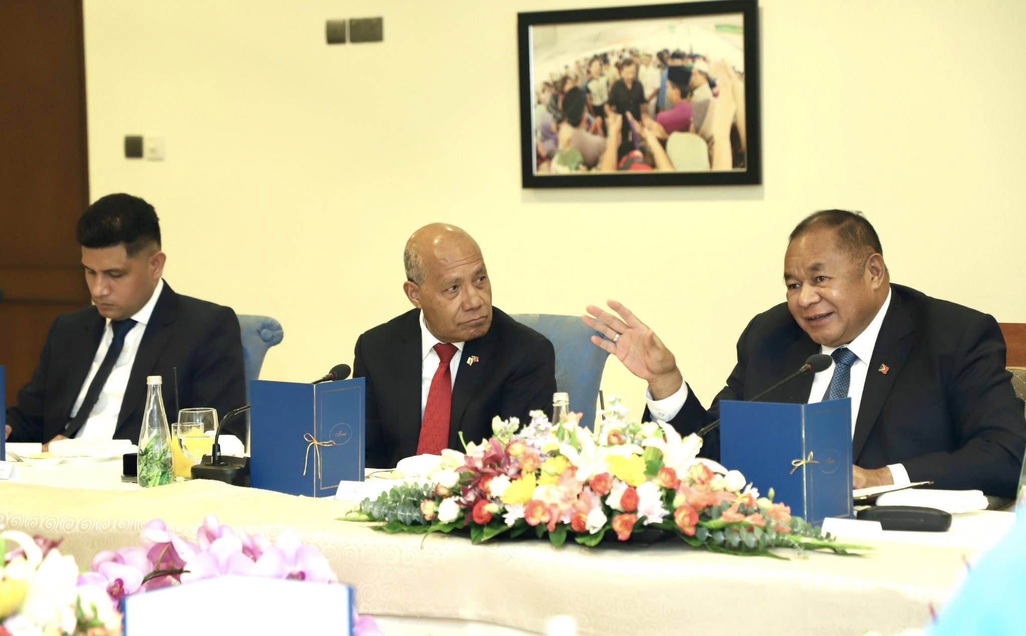 𝐁𝐫𝐮𝐧𝐞𝐢 𝐃𝐚𝐫𝐮𝐬𝐬𝐚𝐥𝐚𝐦, 𝟔 𝐎𝐜𝐭𝐨𝐛𝐞𝐫 𝟐𝟎𝟐𝟓 — 𝐇.𝐄. 𝐁𝐞𝐧𝐝𝐢𝐭𝐨 𝐝𝐨𝐬 𝐒𝐚𝐧𝐭𝐨𝐬 𝐅𝐫𝐞𝐢𝐭𝐚𝐬, Minister of Foreign Affairs and Cooperation of the Democratic Republic of Timor-Leste, held a working lunch with the Honorable 𝐃𝐚𝐭𝐨 𝐒𝐞𝐫𝐢 𝐒𝐞𝐭𝐢𝐚 𝐇𝐚𝐣𝐢 𝐄𝐫𝐲𝐰𝐚𝐧 𝐏