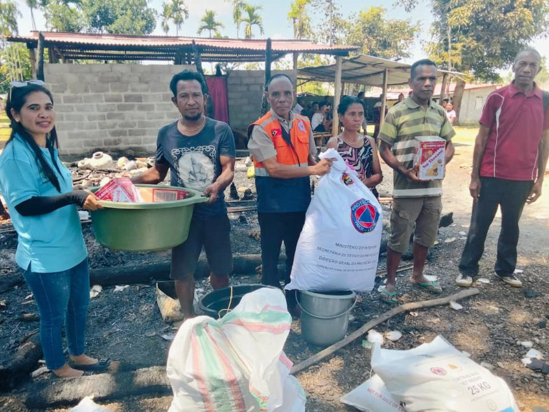 VÍTIMA INSÉNDIU SUKU GROTU SIMU ONA APOIO PAKOTE EMERJÉNSIA HUSI APC MANUFAHI