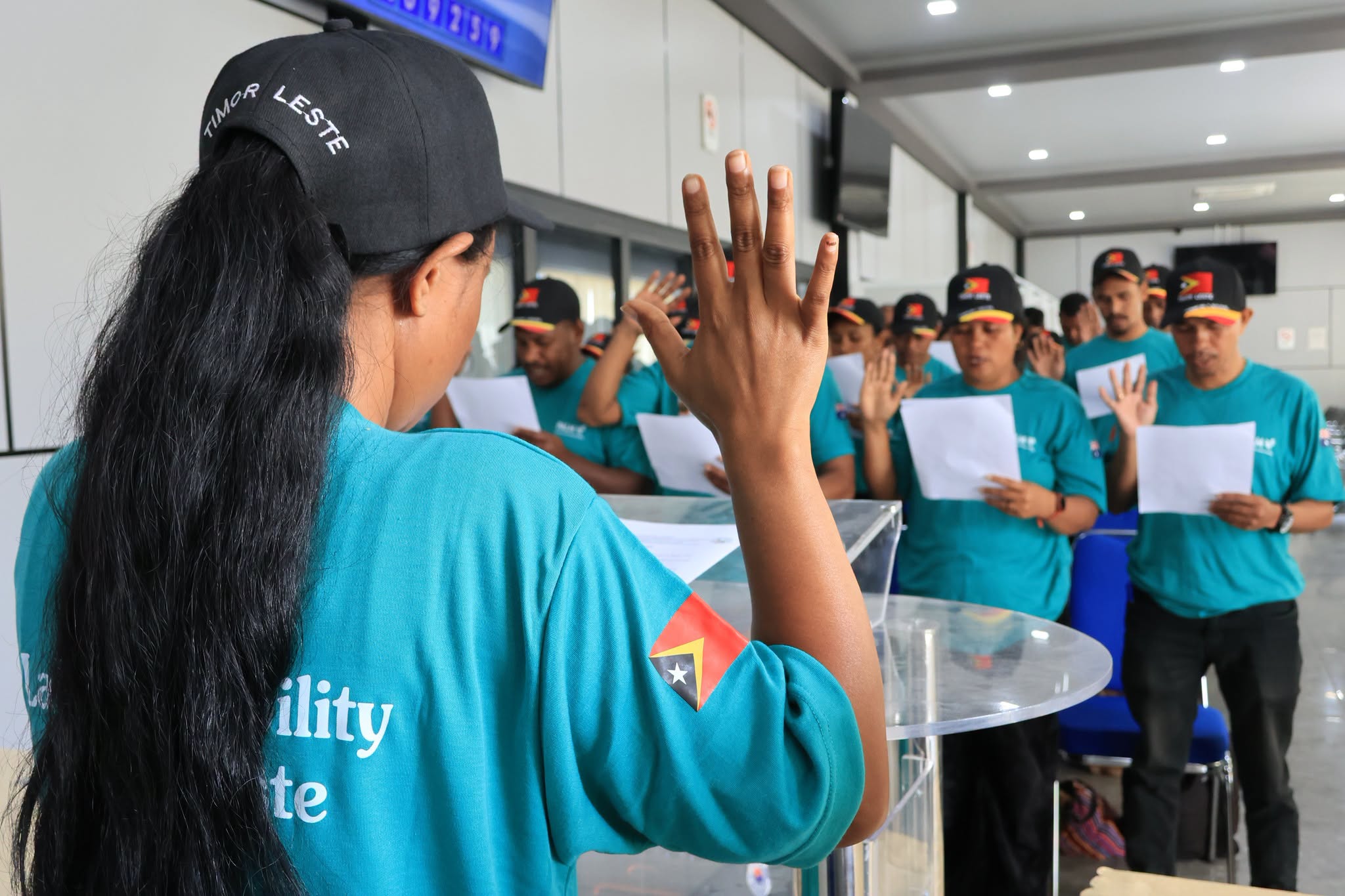 Dili, loron 10, fulan Setembro, 2026 – SEFOPE-DNEE kontinua hala'o tan seremónia asina deklarasaun ba traballadór Timor-oan na'in 40, kompostu husi mane 19 no feto 21, ne'ebé emprega husi kompania Berry Pays, Tasmania Berries