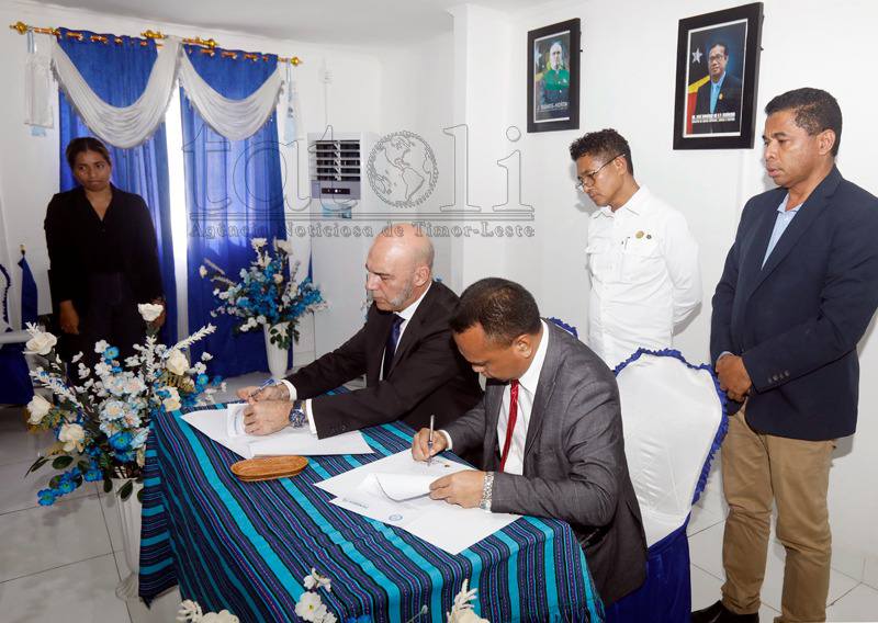 FOTO ATUÁL- Vise-PM Asanami  sai sasin ba asina MoU entre Universidade iha TL no Universidade Ibero-Amerikana